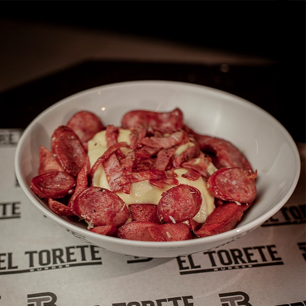 Salchipapa Salchi Chori Especial con papas a la francesa, salchicha, chorizo, pollo, queso fundido y tocineta en El Torete Burger Girón